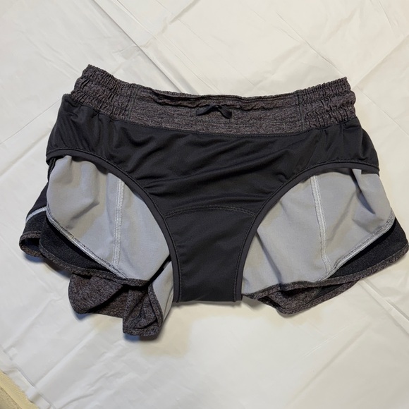 Lululemon Run Speed Shorts 4” Gray Black Stripe Size 6 Zip Pocket - Picture 9 of 10